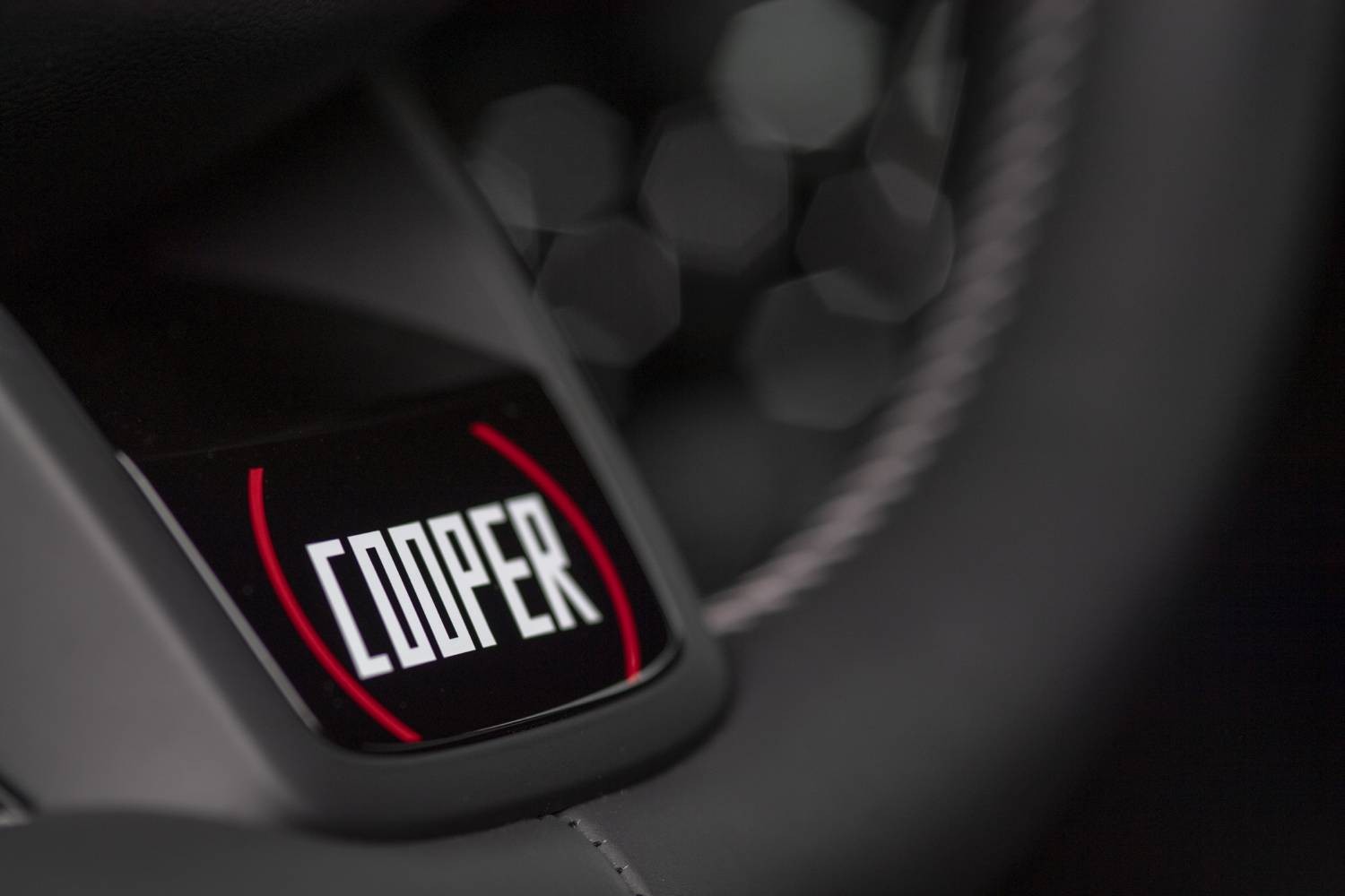 ‘COOPER’-LOGO OP ZES-UURSSPAAK VAN HET MET NAPPALEDER BEKLEDE SPORTSTUURWIEL
